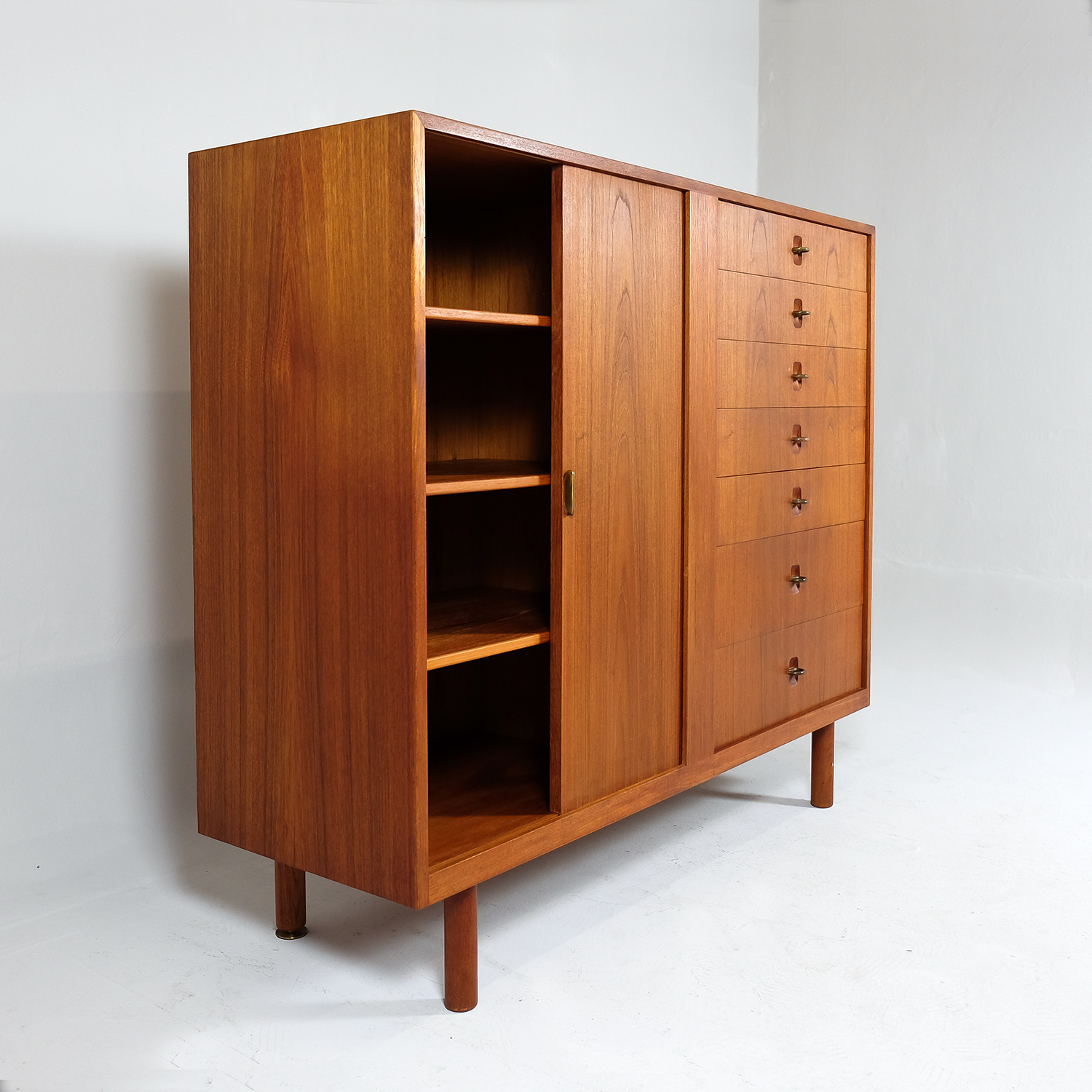 Ejner Larsen Cabinet