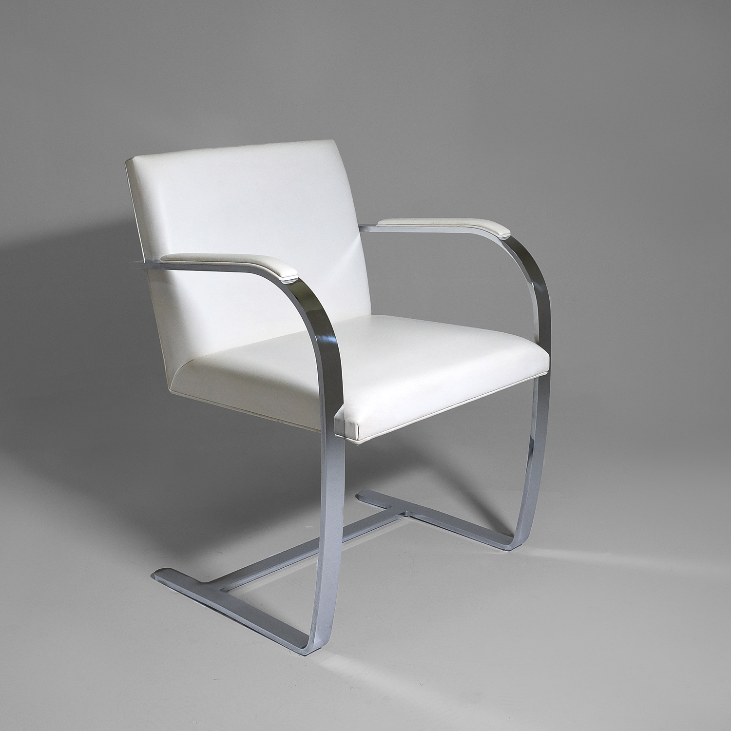 Knoll Brno white