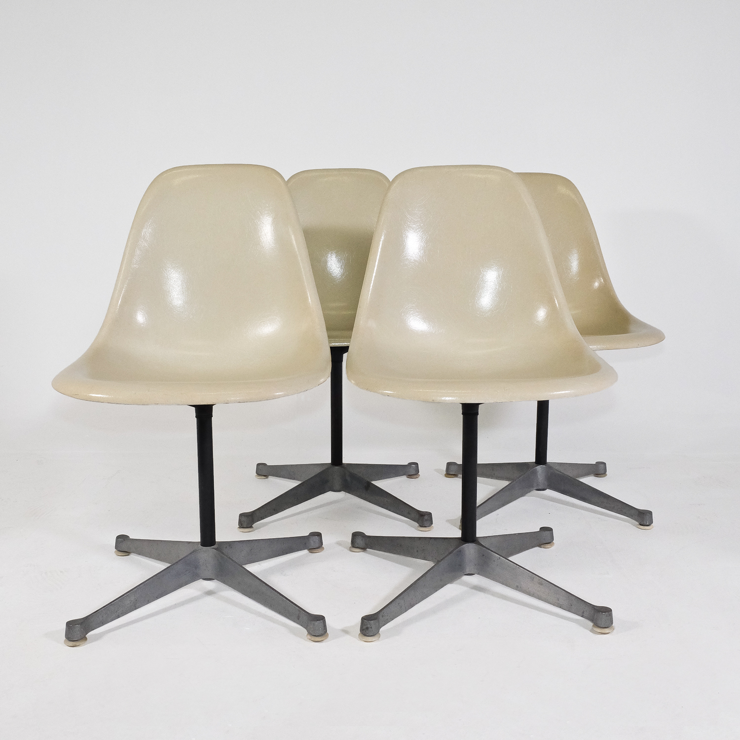 Eames sidechair drehbar 