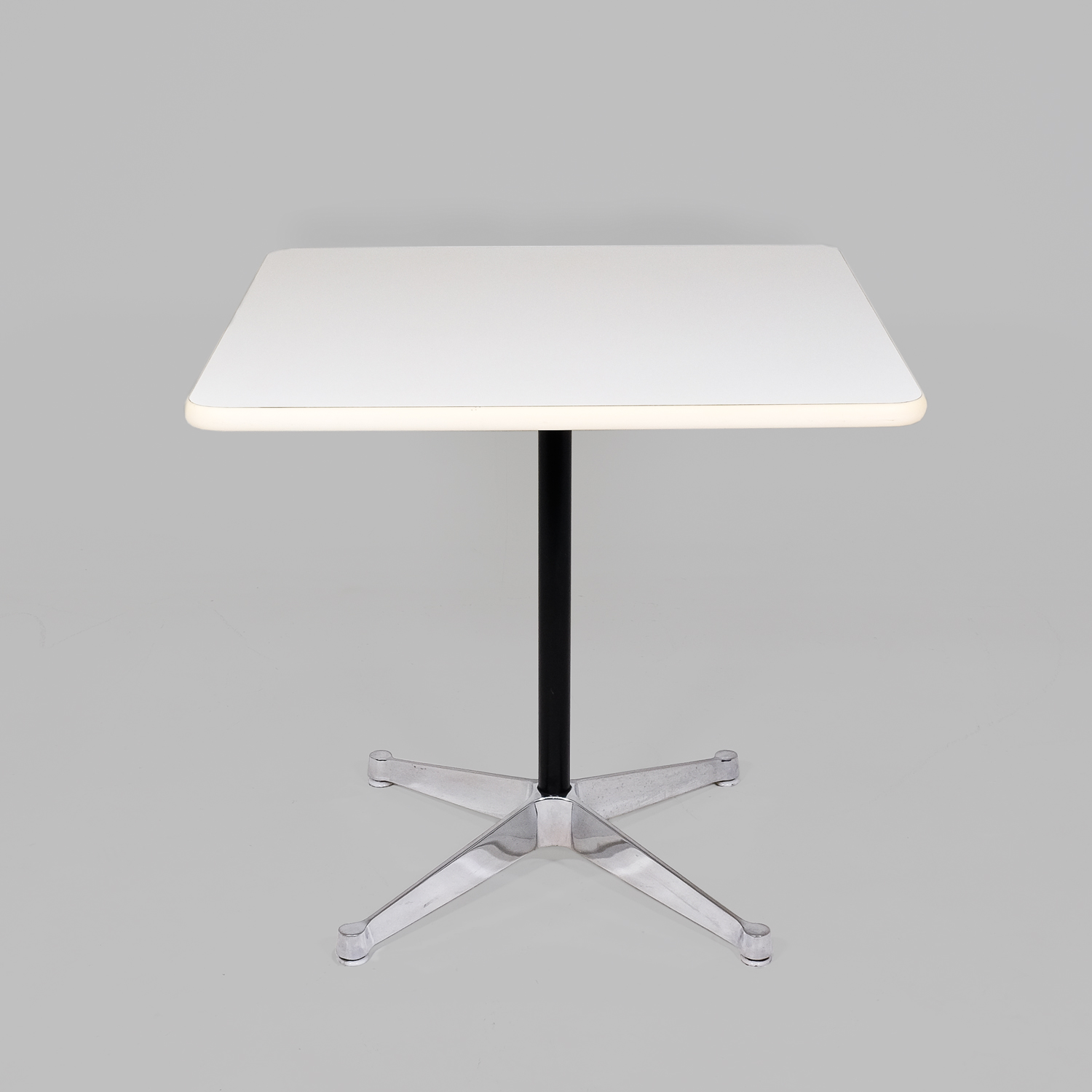 Kleiner Eames Esstisch